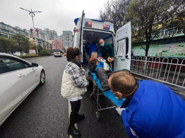 贵阳两出租车肇事！为争抢一名乘客，撞上无辜行人
