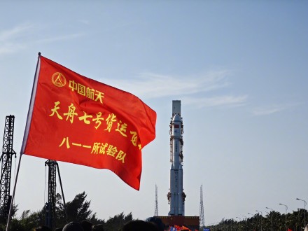 “太空快递”即将发货！天舟七号船箭组合体转运至发射区
