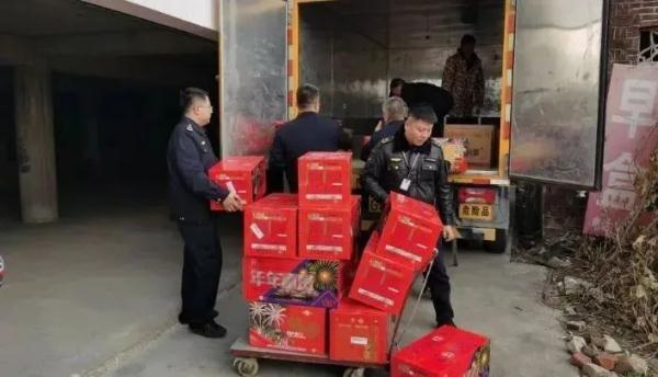 直播销售烟花爆竹被抓现行！这份安全提示卡请查收→