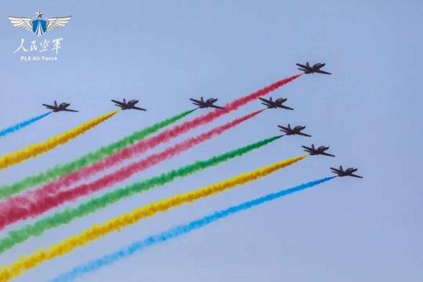 空军“红鹰”飞行表演队在老挝开展适应性训练