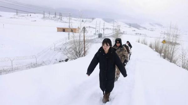 南开大学师生新疆暴雪中被困，边防官兵紧急营救！