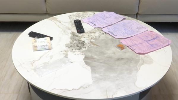 连纹路和褶皱都一样？购买新家具，怀疑收到“展示品”，顾客：两个方案，你选吧......