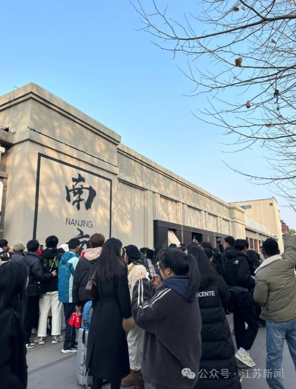 网友自发打卡火到出圈！一面墙也能成新景点，凭啥？