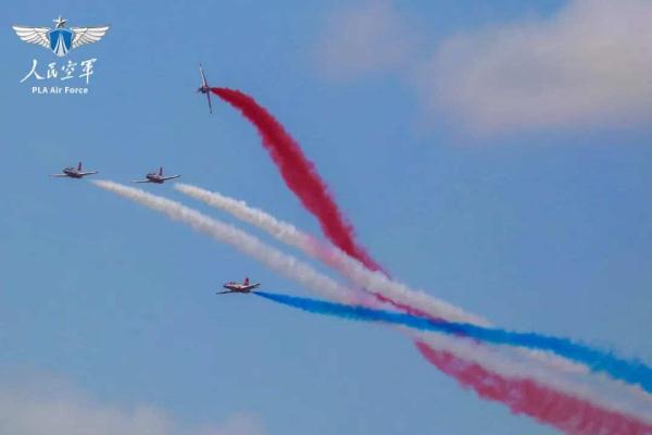 空军“红鹰”飞行表演队在老挝开展适应性训练