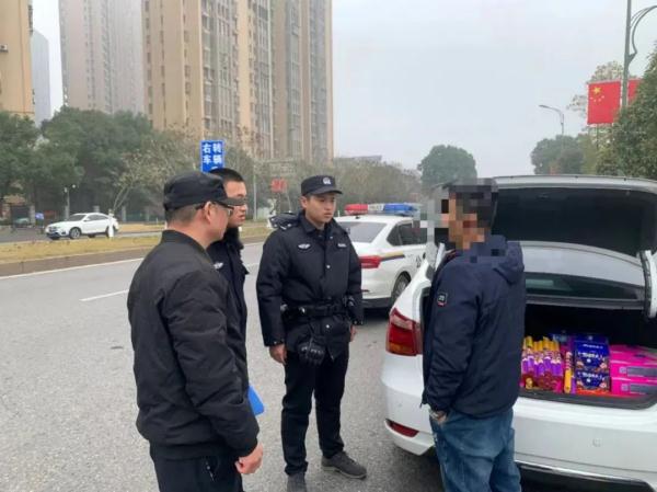 直播销售烟花爆竹被抓现行！这份安全提示卡请查收→