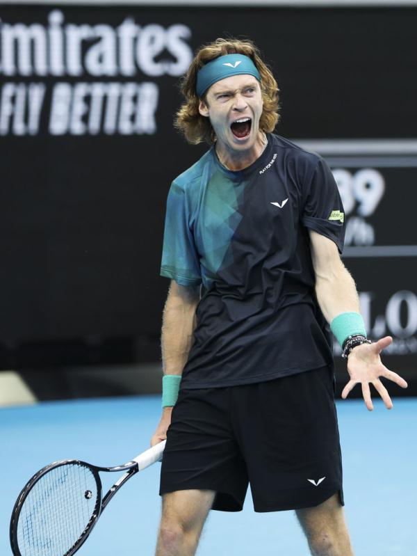 澳网综合 | 卫冕冠军双双晋级