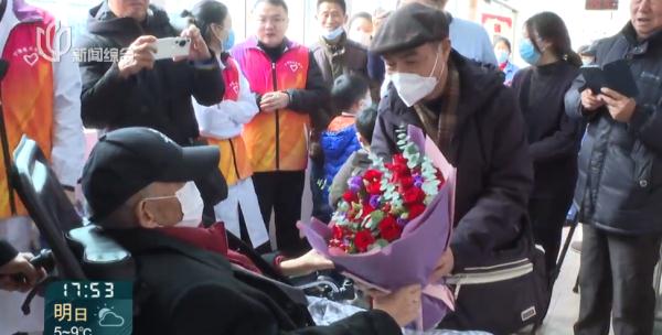 上海病重老人接受"临终关怀"，他最后的心愿…贴满整整一面墙！