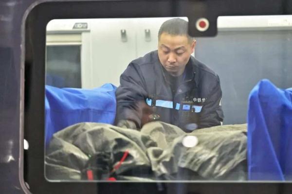 这趟车没有旅客，全程1028公里一站直达！