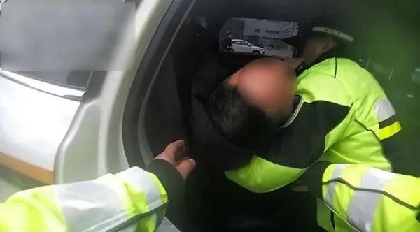 “老公你不要睡，你醒一醒，不要吓我……”骑警紧急救援！