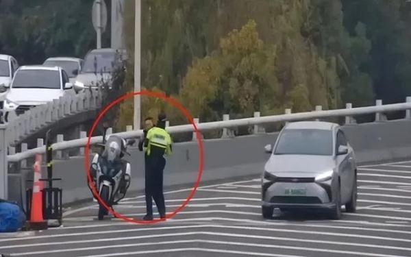 “老公你不要睡，你醒一醒，不要吓我……”骑警紧急救援！