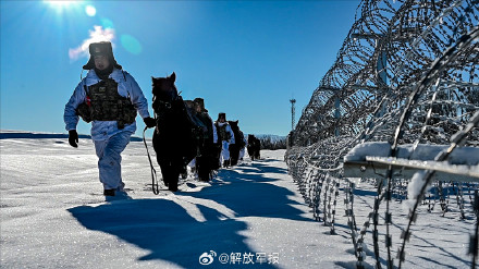 超酷体验!新战士骑马踏雪巡逻边关 超酷体验!新战士骑马踏雪巡逻边关