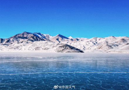新疆白沙湖冰裂纹美若巨大蓝色拼图 新疆白沙湖冰裂纹美若巨大蓝色拼图