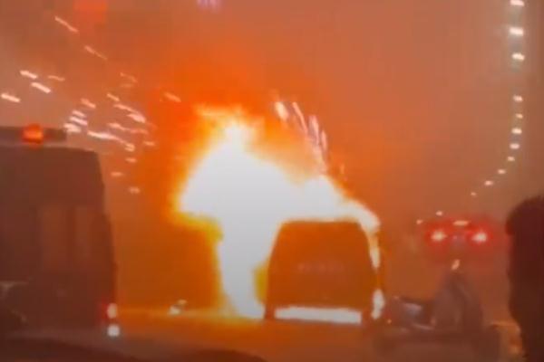 一大桥上面包车上演“烟花秀” 一大桥上面包车上演“烟花秀”