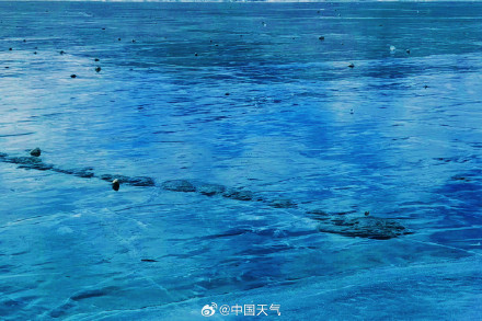 新疆白沙湖冰裂纹美若巨大蓝色拼图 新疆白沙湖冰裂纹美若巨大蓝色拼图