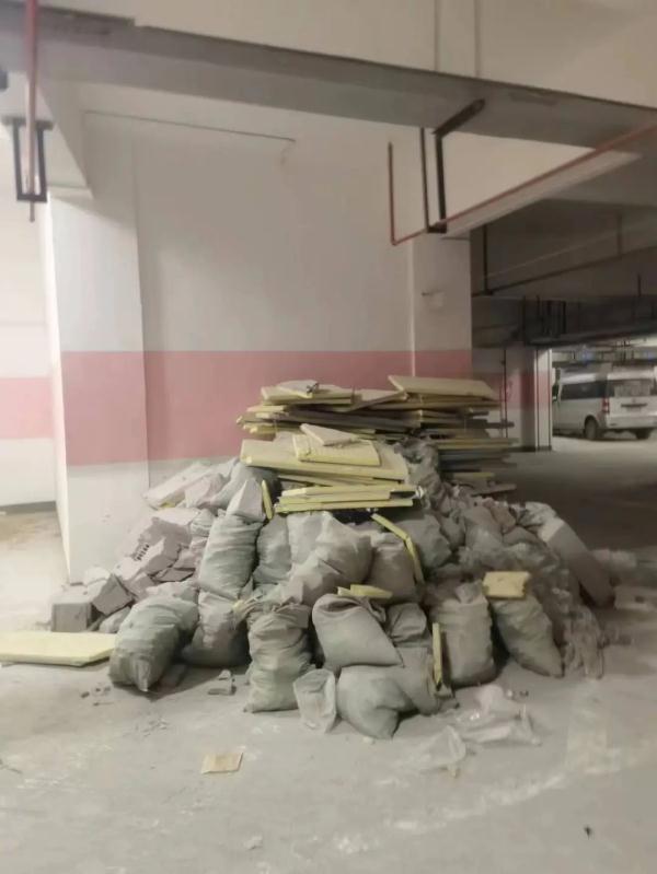 “感觉住在垃圾堆上”！长沙一小区停车场垃圾成山，物业：清理过，但总有人扔