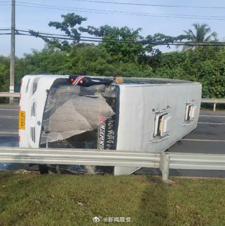 载有中国游客大巴在泰翻车致17伤