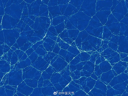 新疆白沙湖冰裂纹美若巨大蓝色拼图 新疆白沙湖冰裂纹美若巨大蓝色拼图