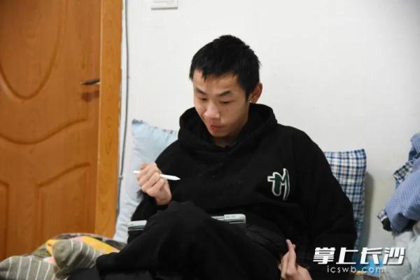 长沙18岁脑瘫少年写下100多首诗歌，梦想是……
