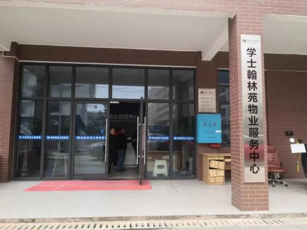 “感觉住在垃圾堆上”！长沙一小区停车场垃圾成山，物业：清理过，但总有人扔