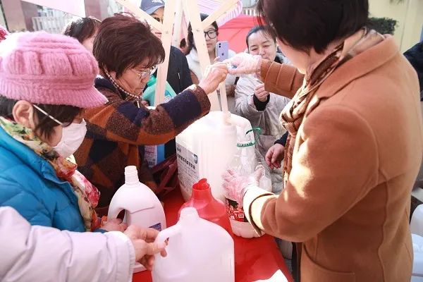 人气爆棚!上海此地居民,拎着空桶赶来排队囤货,一天就卖掉2500多斤... 人气爆棚!上海此地居民,拎着空桶赶来排队囤货,一天就卖掉2500多斤...