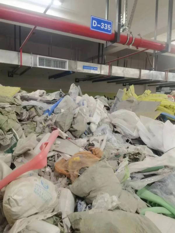 “感觉住在垃圾堆上”！长沙一小区停车场垃圾成山，物业：清理过，但总有人扔