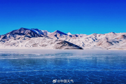 新疆白沙湖冰裂纹美若巨大蓝色拼图 新疆白沙湖冰裂纹美若巨大蓝色拼图