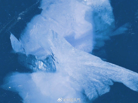 新疆白沙湖冰裂纹美若巨大蓝色拼图 新疆白沙湖冰裂纹美若巨大蓝色拼图