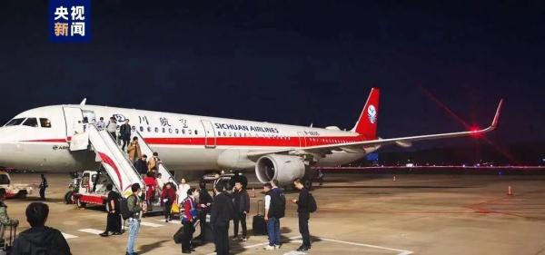 韩国一载122人客机飞行中起火！