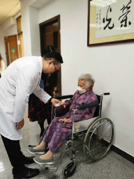 奇迹！得肺炎进ICU百岁老人康复出院