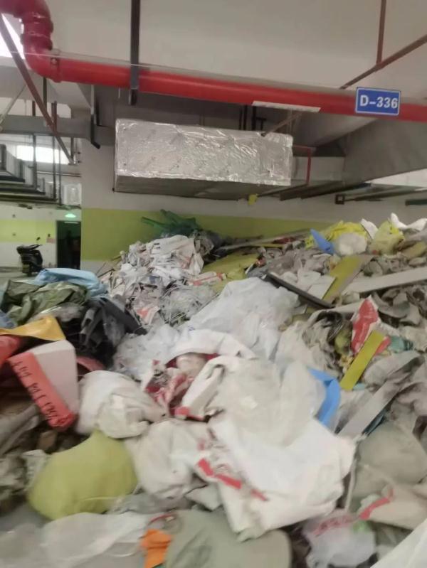 “感觉住在垃圾堆上”！长沙一小区停车场垃圾成山，物业：清理过，但总有人扔