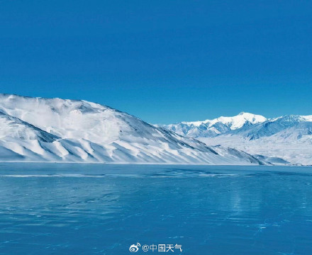 新疆白沙湖冰裂纹美若巨大蓝色拼图 新疆白沙湖冰裂纹美若巨大蓝色拼图