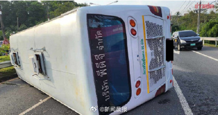 载有中国游客大巴在泰翻车致17伤