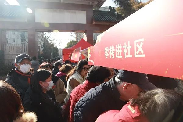 人气爆棚!上海此地居民,拎着空桶赶来排队囤货,一天就卖掉2500多斤... 人气爆棚!上海此地居民,拎着空桶赶来排队囤货,一天就卖掉2500多斤...