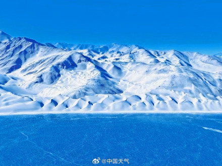 新疆白沙湖冰裂纹美若巨大蓝色拼图 新疆白沙湖冰裂纹美若巨大蓝色拼图