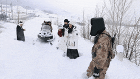 南开大学师生因暴雪被困，边防官兵紧急救援！