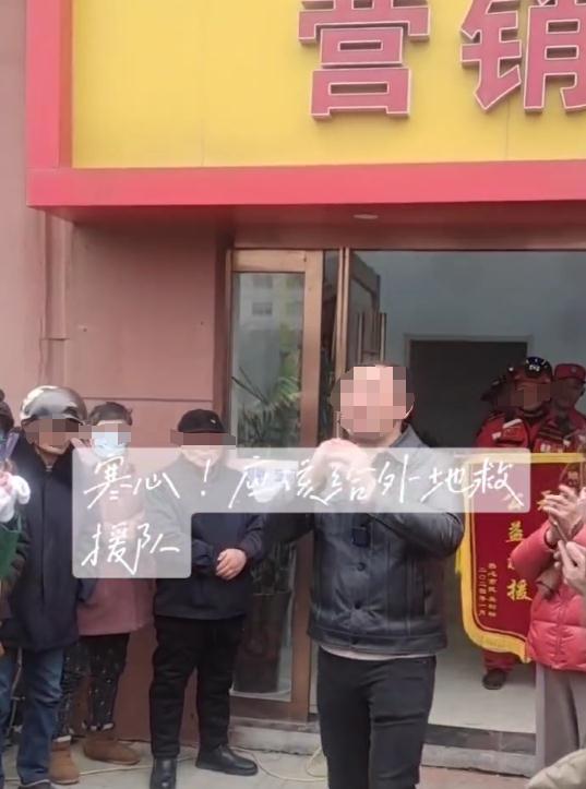 跳河男孩遗体被找到，有救援队收锦旗被质疑庆功，队长回应