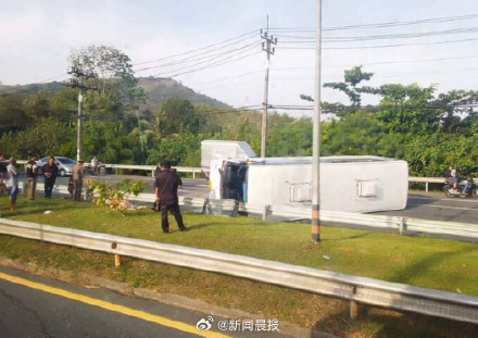 载有中国游客大巴在泰翻车致17伤