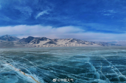 新疆白沙湖冰裂纹美若巨大蓝色拼图 新疆白沙湖冰裂纹美若巨大蓝色拼图