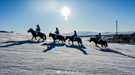 超酷体验!新战士骑马踏雪巡逻边关 超酷体验!新战士骑马踏雪巡逻边关