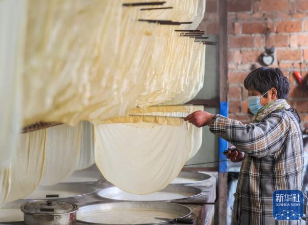 浙江诸暨：乡村传统豆腐皮迎新春