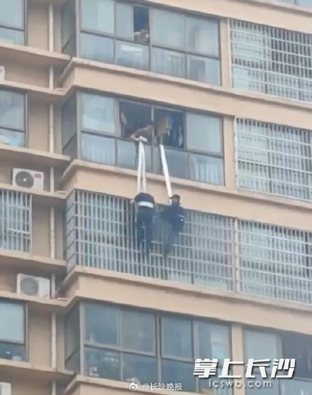 在18楼悬空破窗救火！ 长沙这两名保安获省政府表彰