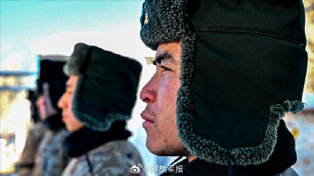 超酷体验!新战士骑马踏雪巡逻边关 超酷体验!新战士骑马踏雪巡逻边关