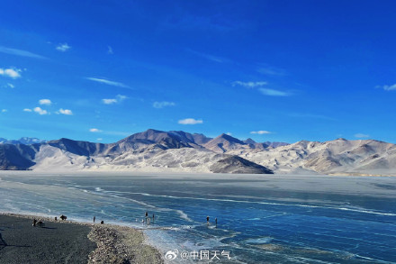 新疆白沙湖冰裂纹美若巨大蓝色拼图 新疆白沙湖冰裂纹美若巨大蓝色拼图