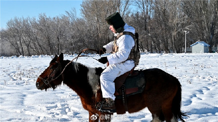 超酷体验!新战士骑马踏雪巡逻边关 超酷体验!新战士骑马踏雪巡逻边关