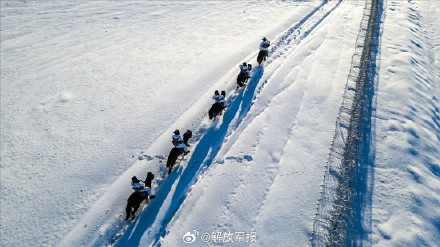 超酷体验!新战士骑马踏雪巡逻边关 超酷体验!新战士骑马踏雪巡逻边关