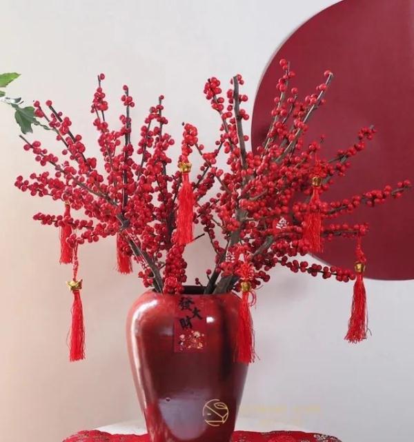 上海街头绿化带竟有价格不菲的“红果果”？市民意外又担心：前不久被人薅走过