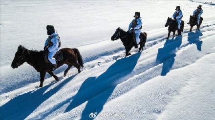超酷体验!新战士骑马踏雪巡逻边关 超酷体验!新战士骑马踏雪巡逻边关