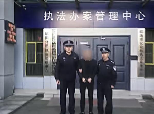 博眼球、追流量！尿检时，男子当场喝下“尿液”