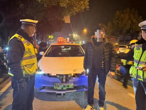 夜间出租车顶灯显示“求助”字样 ？一查竟有意外发现