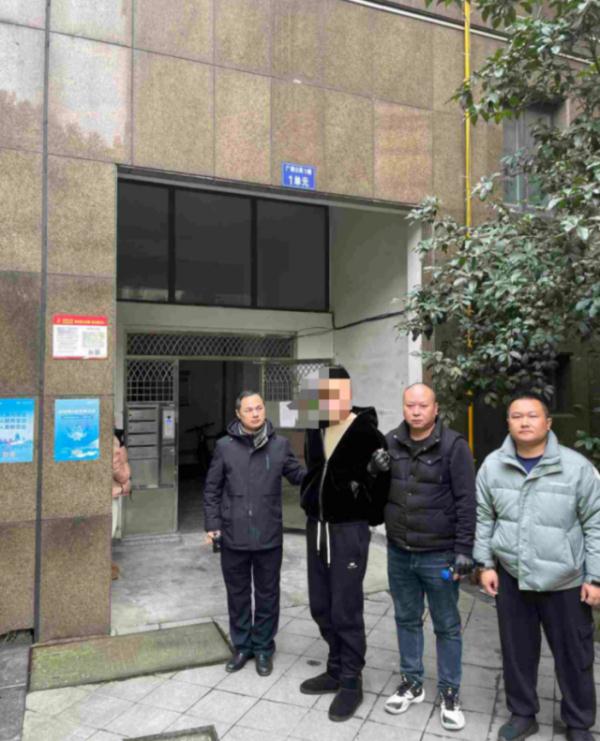 男子骗女友100万后假死脱身!被抓时躲在新女友衣柜里…… 男子骗女友100万后假死脱身!被抓时躲在新女友衣柜里……